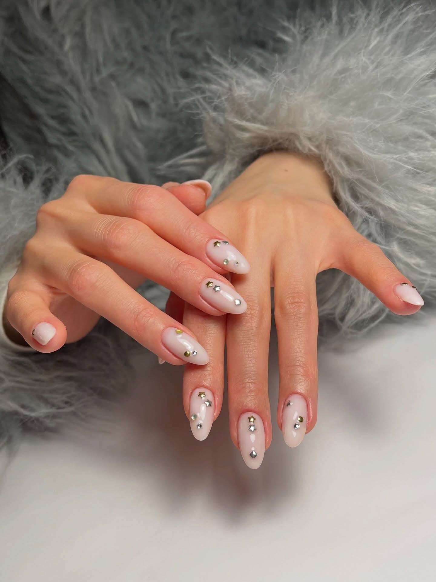 Nail Art mit Kristall- und Stern-Akzenten